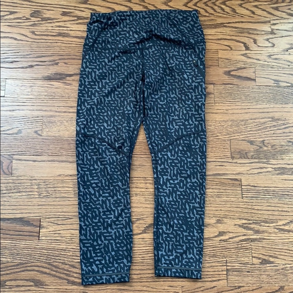 Grey & Black print Size 6 Lululemon Crop - Picture 2 of 7